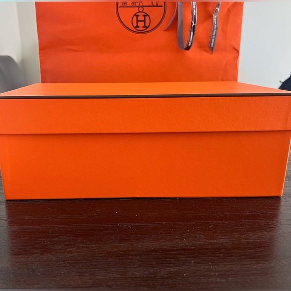 Hermès
gift Boxes with Ribbon & Large Gift Bag – Multiple Sizes - Picture 9 of 13